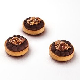 Tartelletta con mousse pralinata e croccante alle mandorle Tartelletta con mousse pralinata e croccante alle mandorle